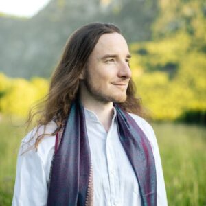 Porträt von Robin Kaiser vor Bergkulisse
